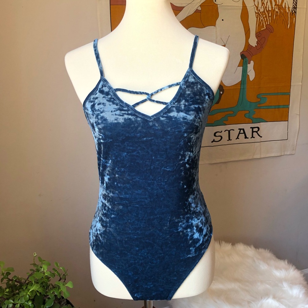 🦋Arizona Jean Co🦋velvet criss cross bodysuit